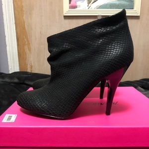 Betsey Johnson Gllaam Booties in Black